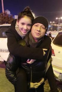 资讯《明星八卦-王思聪女友张予曦撒娇献吻爸